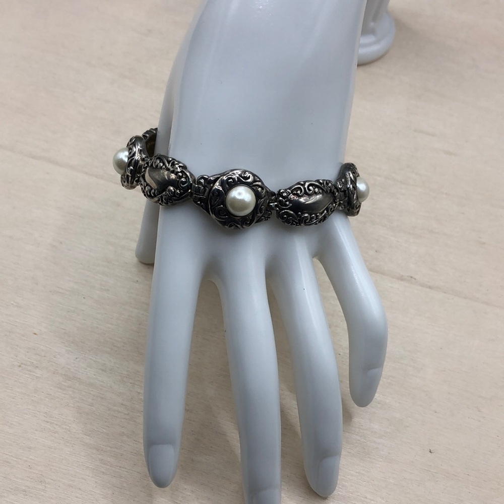 Vintage faux pearls stations antique style bracelet, magnetic clasp.
